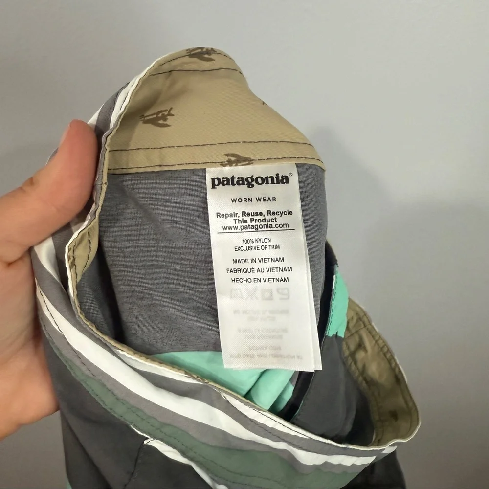Patagonia Wavefarer Board Shorts Green Gray Stripe Swim Trunks Men’s 35